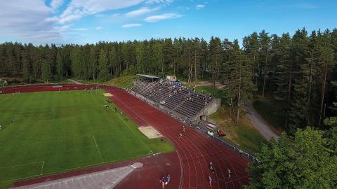 Kuva Imatran Ukonniemessä sijaitsevasta Karhumäen urheilukentästä