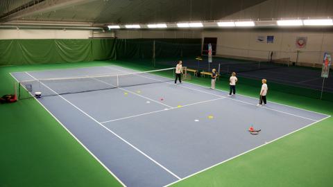 Ukonniemessä sijaitsevan Imatran tennishallin sisätilat