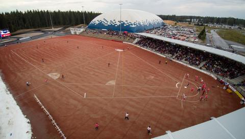 Pesäpallo-ottelu Ukonniemi-stadionilla