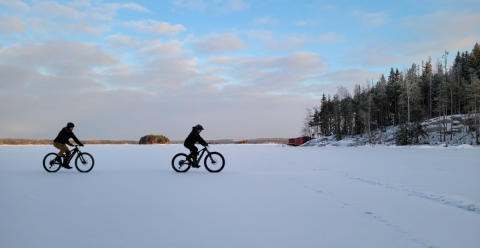 Kaksi pyöräilijää jäällä