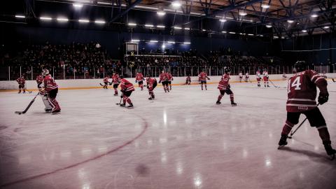 Kuva Kanada vastaan Tsekit jääkiekko-ottelusta Nuorten jääkiekon MM-kisoista 2014, jotka pelattiin Imatran jäähallissa Ukonniemen alueella. 