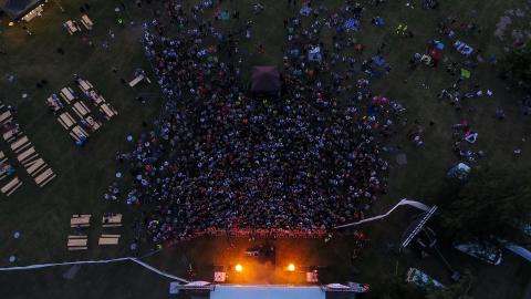 Kuva Virran puisto, kuva yleisöstä suoraan esiintymislavan yläpuolelta, festivaalit, konsertti, tapahtuma.