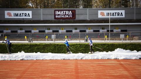 Kuva ampumaradasta ja hiihtäjistä