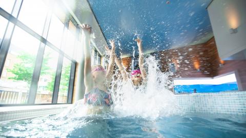 Lapsia uimassa Imatran Kylpylässä