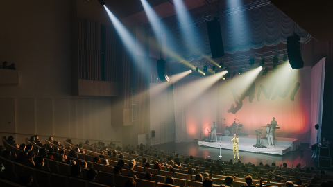 Konserttikuva Karelia-salin konsertissa lavasta ja katsomosta kirkkailla valoilla