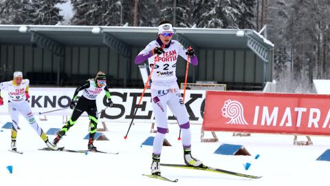 kolme hiihtäjää ladulla